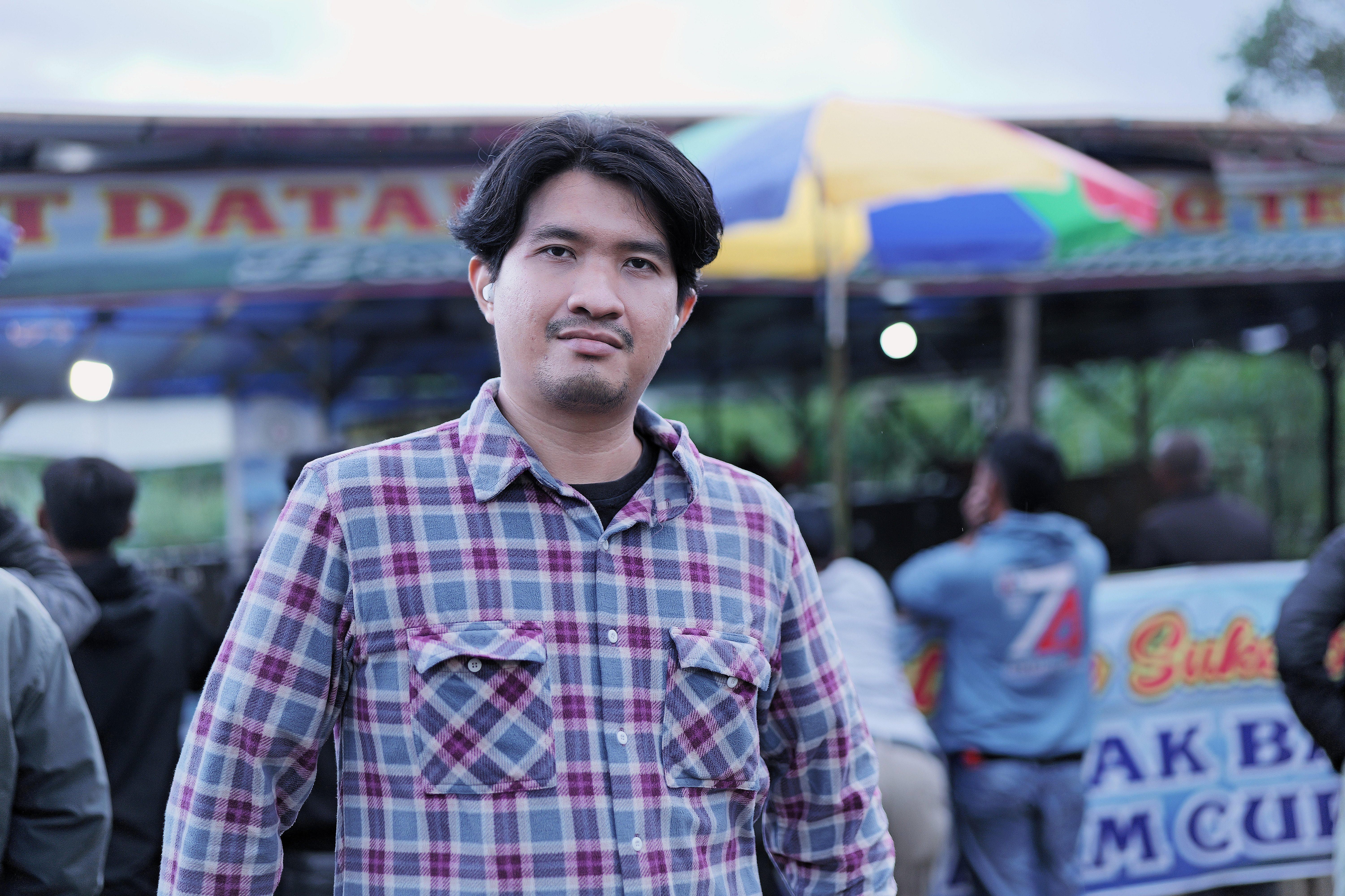 Rafi sedang mengerjakan proyek
